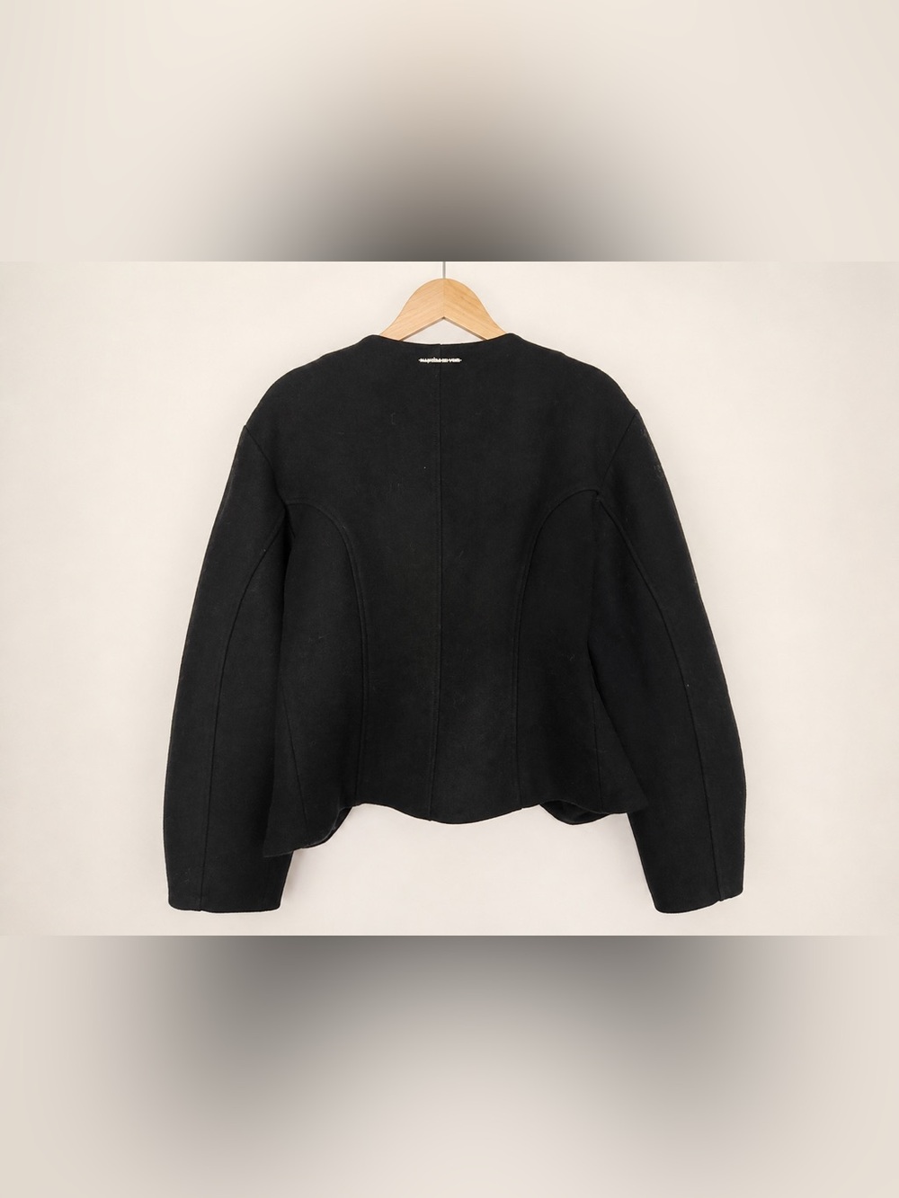 Manière de voir - Aya in black wool hourglass jacket - Picture 2 of 6